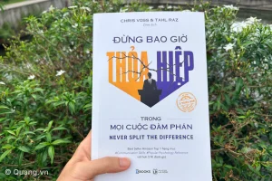 Bìa sách Đừng Bao Giờ Thỏa Hiệp Trong Mọi Cuộc Đàm Phán của Chris Voss và Tahl Raz