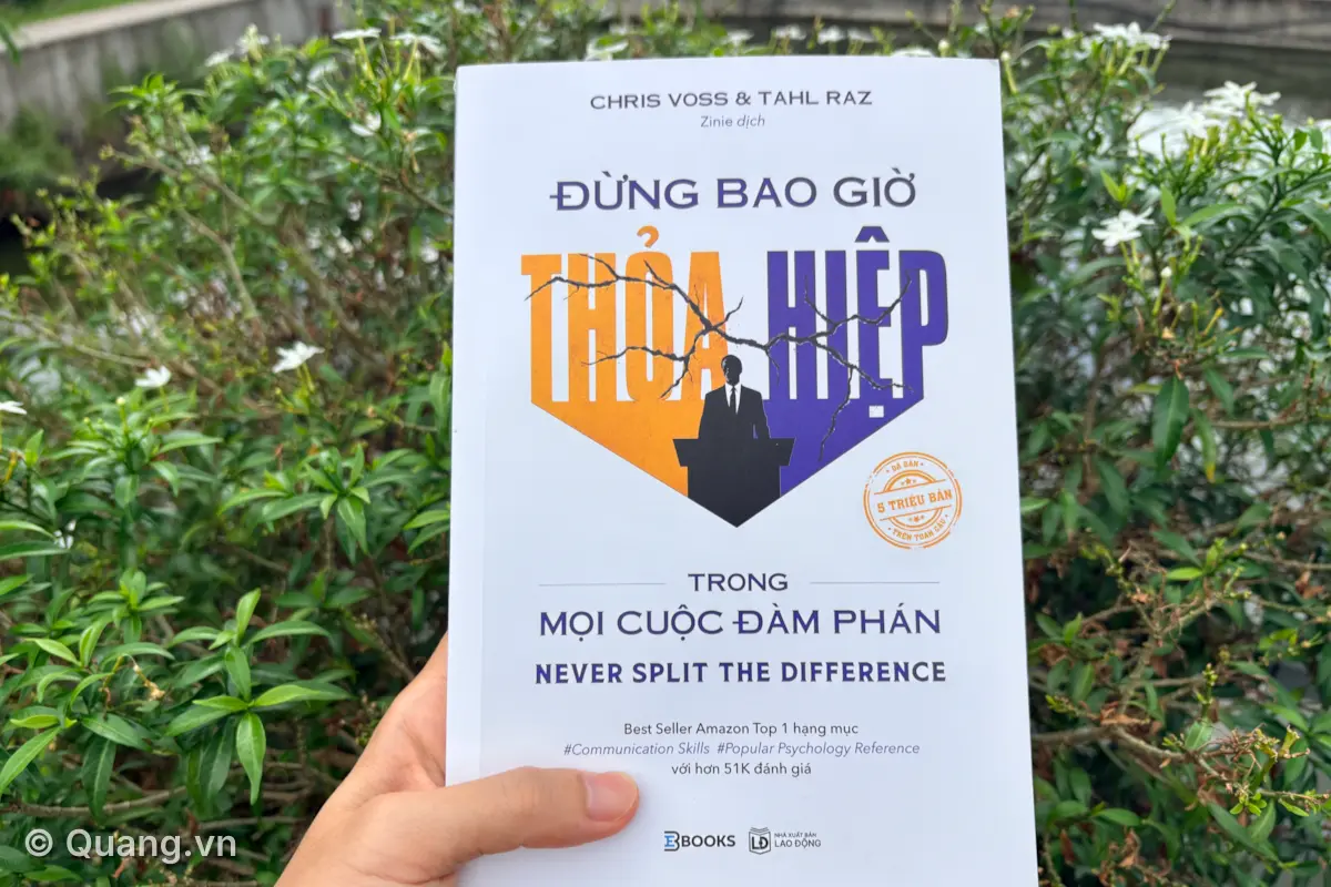 Bìa sách Đừng Bao Giờ Thỏa Hiệp Trong Mọi Cuộc Đàm Phán của Chris Voss và Tahl Raz